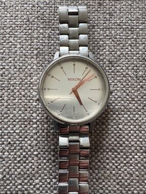 NIXON - Movin’ Out - Kensington Silver Light Gold Crystal Watch